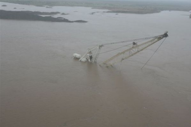 Jan 2008 - Dragline and coal mine flooded by the Nogoa River